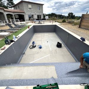 Pose de PVC armé dans une piscine en Dracénie