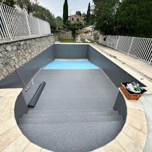 PVC armé dans une piscine à Draguignan